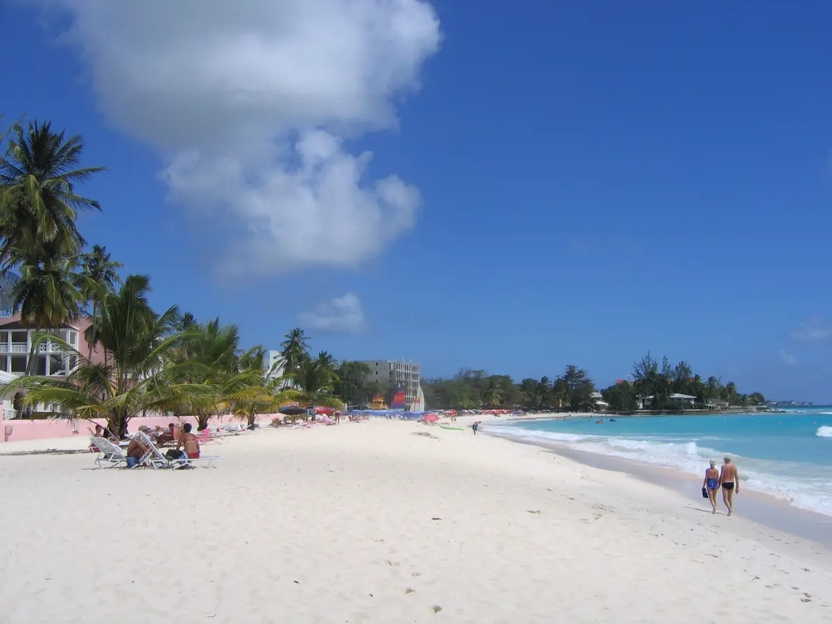 Stranden vid St. Lawrence Gap på Barbados